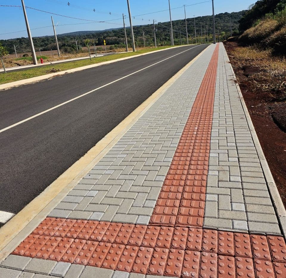 Calçada com Guia Tátil — Via Pública